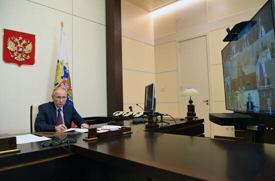 Президент РФ В. Путин провел совещание с членами правительства РФ