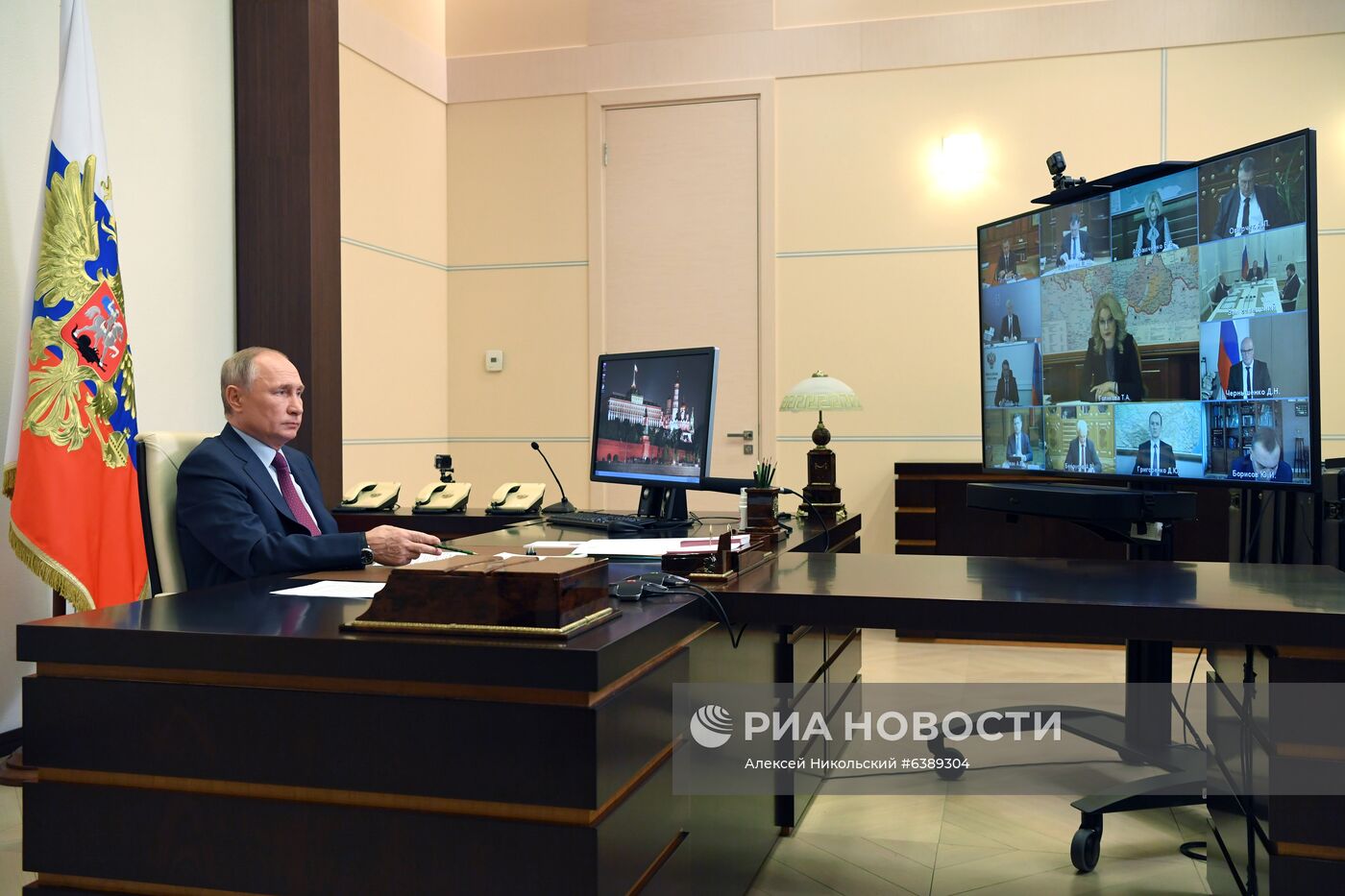 Президент РФ В. Путин провел совещание с членами правительства РФ