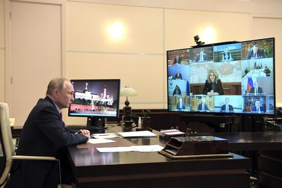 Президент РФ В. Путин провел совещание с членами правительства РФ