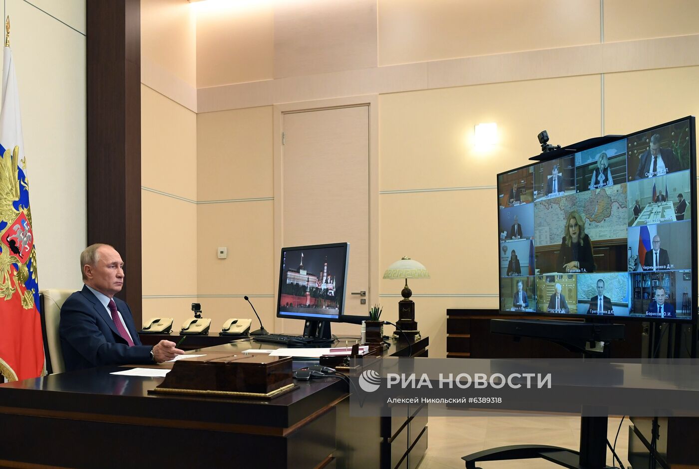 Президент РФ В. Путин провел совещание с членами правительства РФ