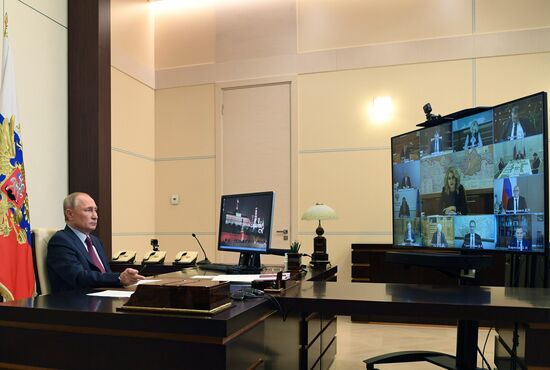 Президент РФ В. Путин провел совещание с членами правительства РФ