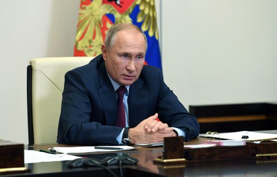 Президент РФ В. Путин провел совещание с членами правительства РФ