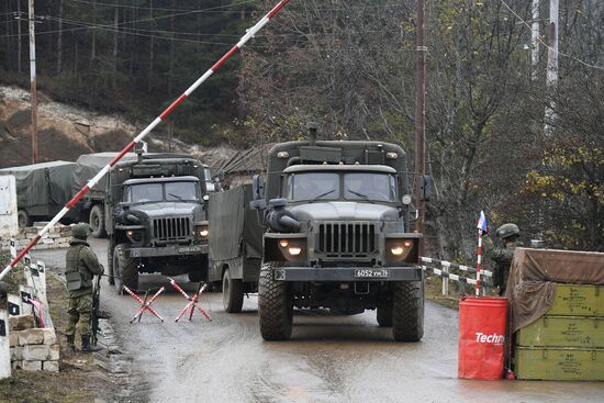 Нагорный Карабах. Российские миротворцы обеспечивают безопасность движения