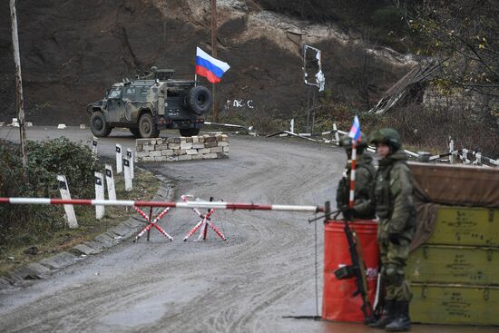 Нагорный Карабах. Российские миротворцы обеспечивают безопасность движения