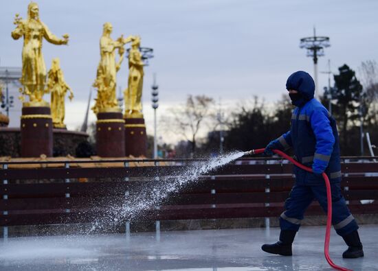 Заливка катка на ВДНХ 