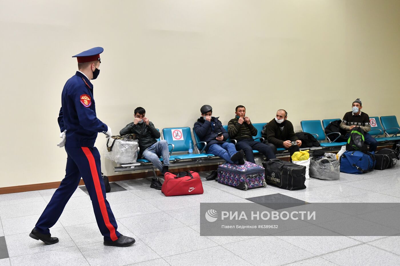 Профилактическая работа казаков-дружинников по соблюдению масочного режима в аэропорту Домодедово