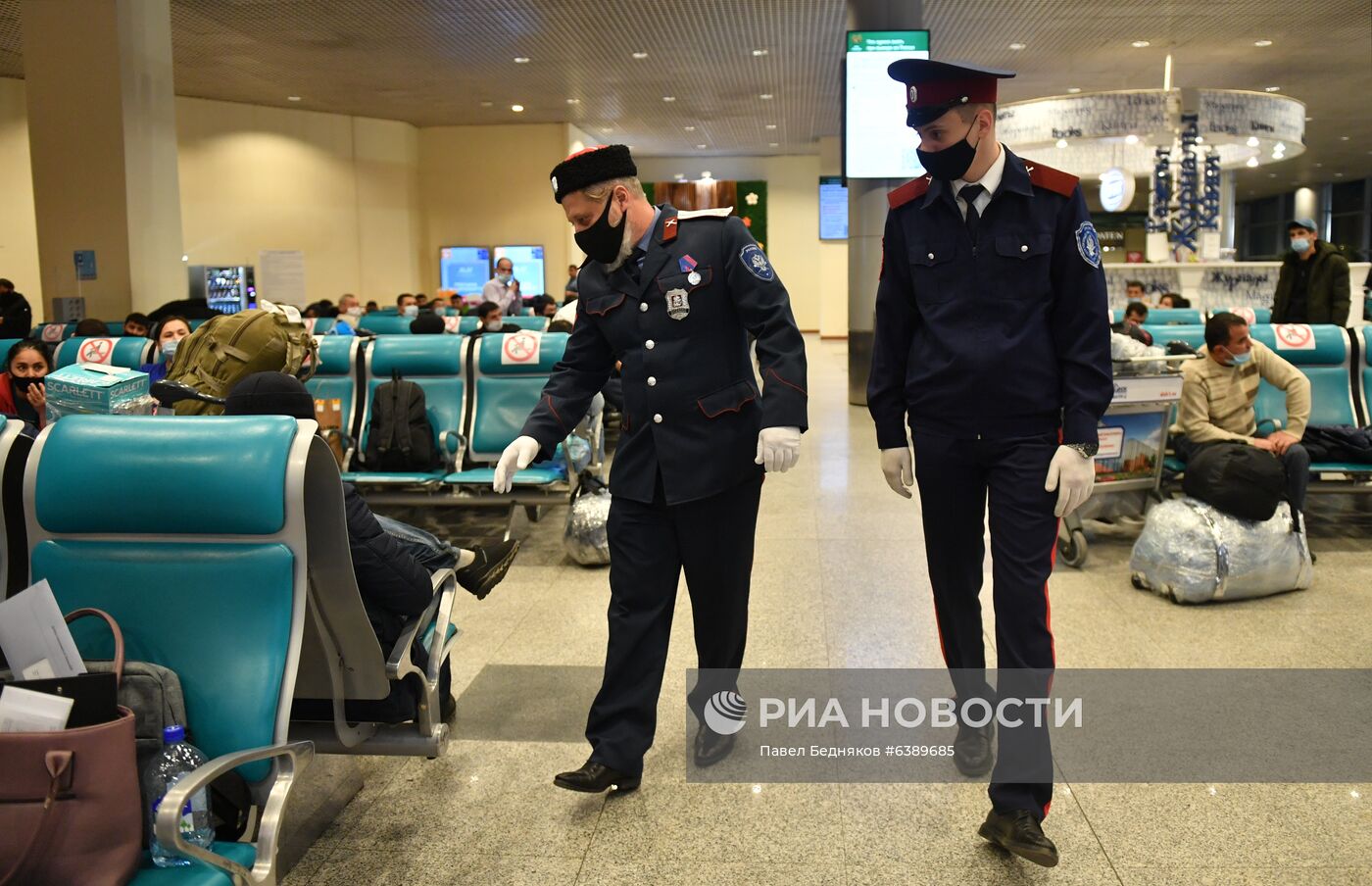 Профилактическая работа казаков-дружинников по соблюдению масочного режима в аэропорту Домодедово