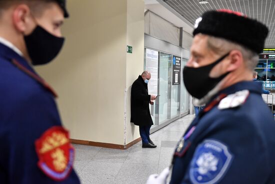 Профилактическая работа казаков-дружинников по соблюдению масочного режима в аэропорту Домодедово