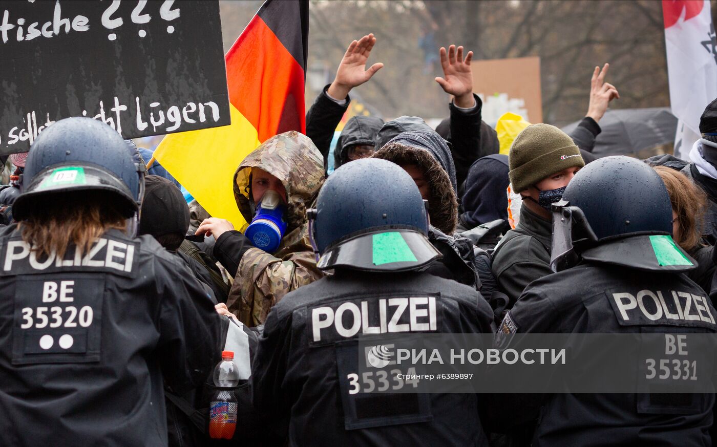 Акция протеста против мер по борьбе с коронавирусом в Берлине