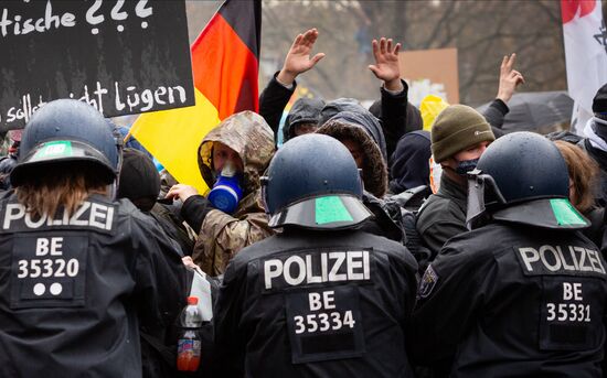 Акция протеста против мер по борьбе с коронавирусом в Берлине