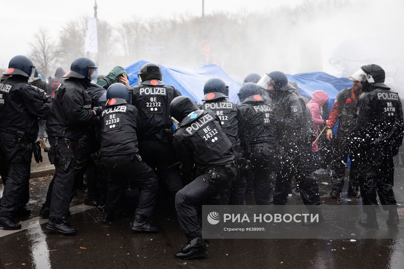 Акция протеста против мер по борьбе с коронавирусом в Берлине