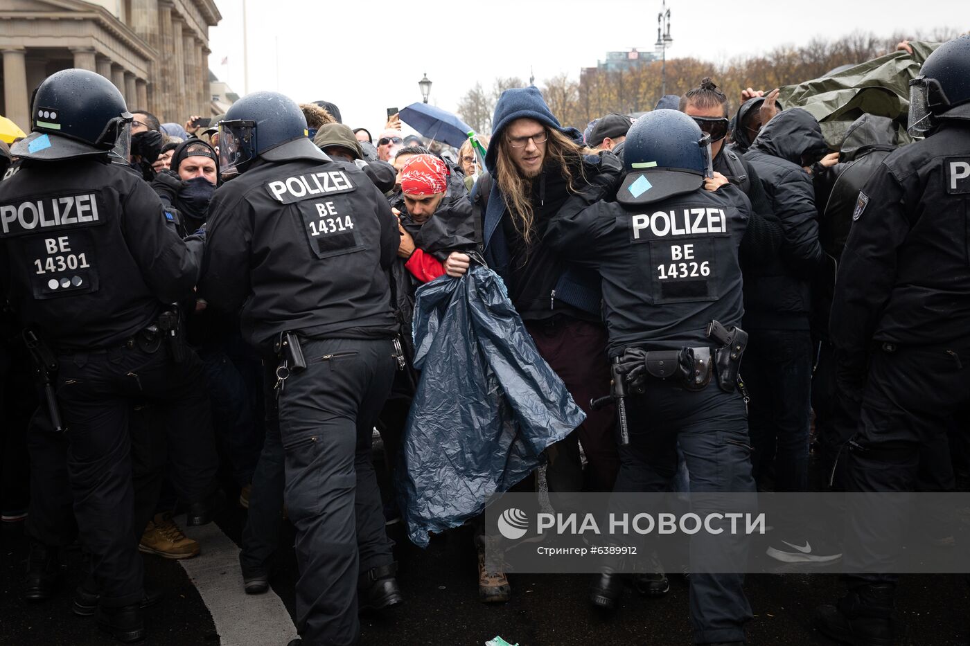 Акция протеста против мер по борьбе с коронавирусом в Берлине