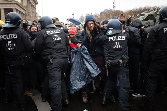 Акция протеста против мер по борьбе с коронавирусом в Берлине