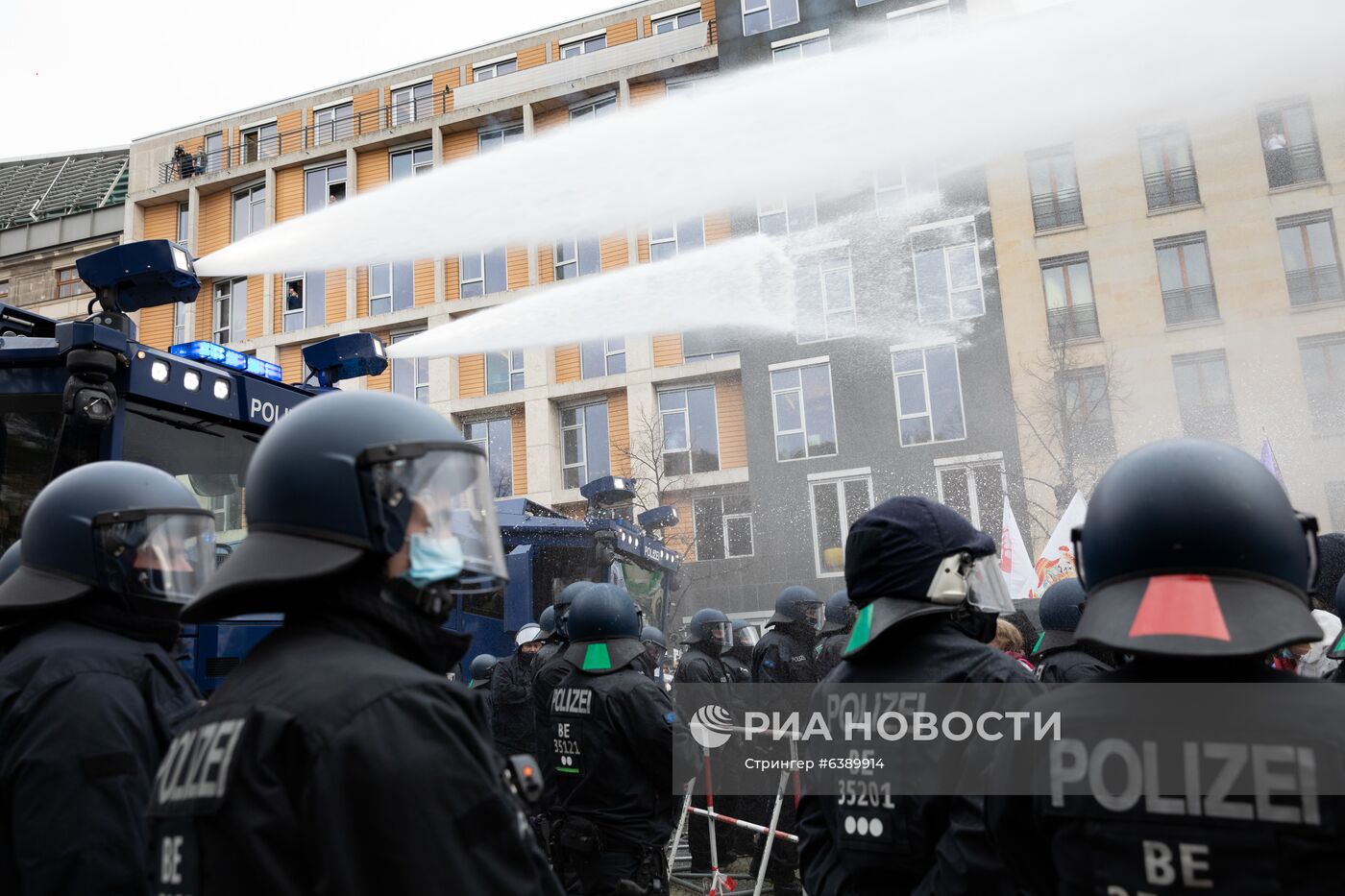 Акция протеста против мер по борьбе с коронавирусом в Берлине