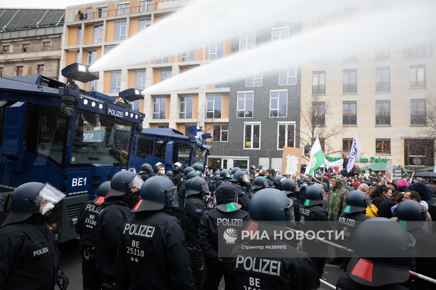 Акция протеста против мер по борьбе с коронавирусом в Берлине