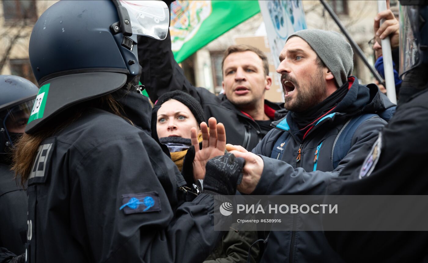 Акция протеста против мер по борьбе с коронавирусом в Берлине