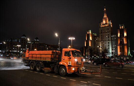 Обработка проезжей части противогололедными реагентами