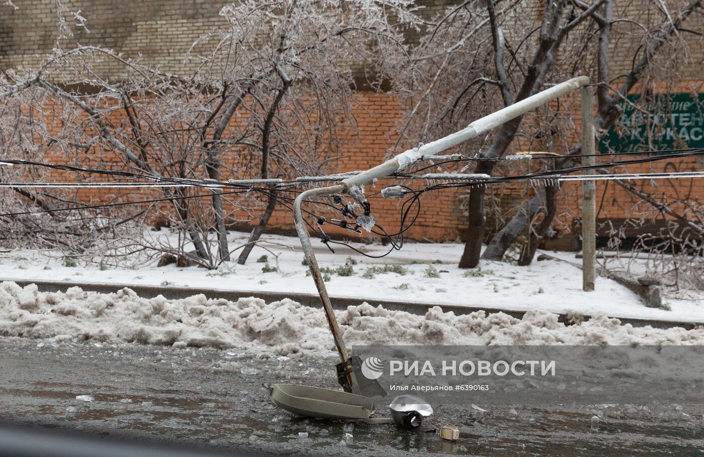 Последствия ледяного дождя во Владивостоке