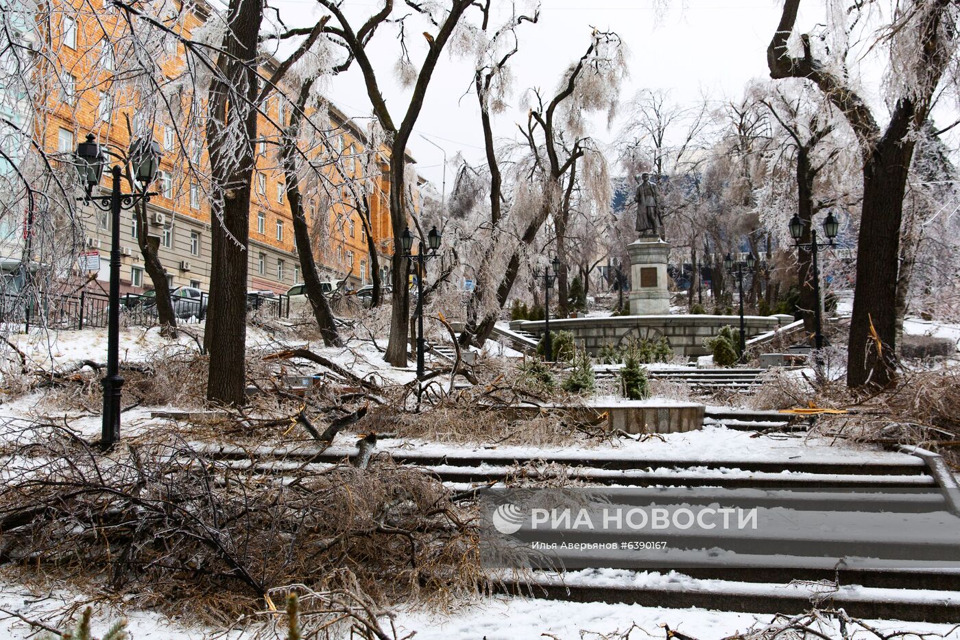 Последствия ледяного дождя во Владивостоке
