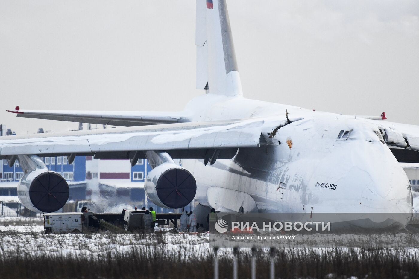 Выкатившийся за ВПП Ан-124 в Новосибирске