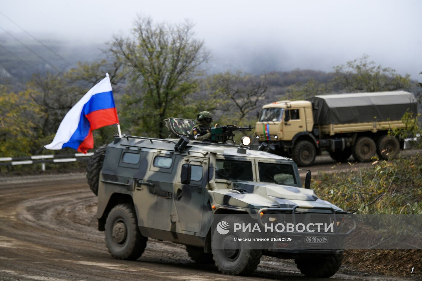 Сопровождение российскими миротворцами азербайджанской военной колонны