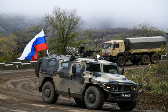 Сопровождение российскими миротворцами азербайджанской военной колонны