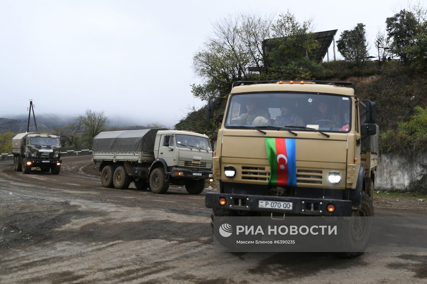 Сопровождение российскими миротворцами азербайджанской военной колонны