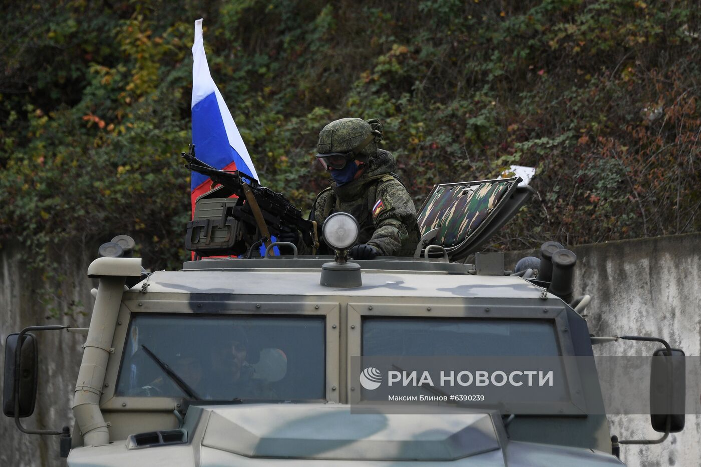 Сопровождение российскими миротворцами азербайджанской военной колонны