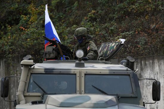 Сопровождение российскими миротворцами азербайджанской военной колонны