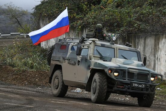 Сопровождение российскими миротворцами азербайджанской военной колонны