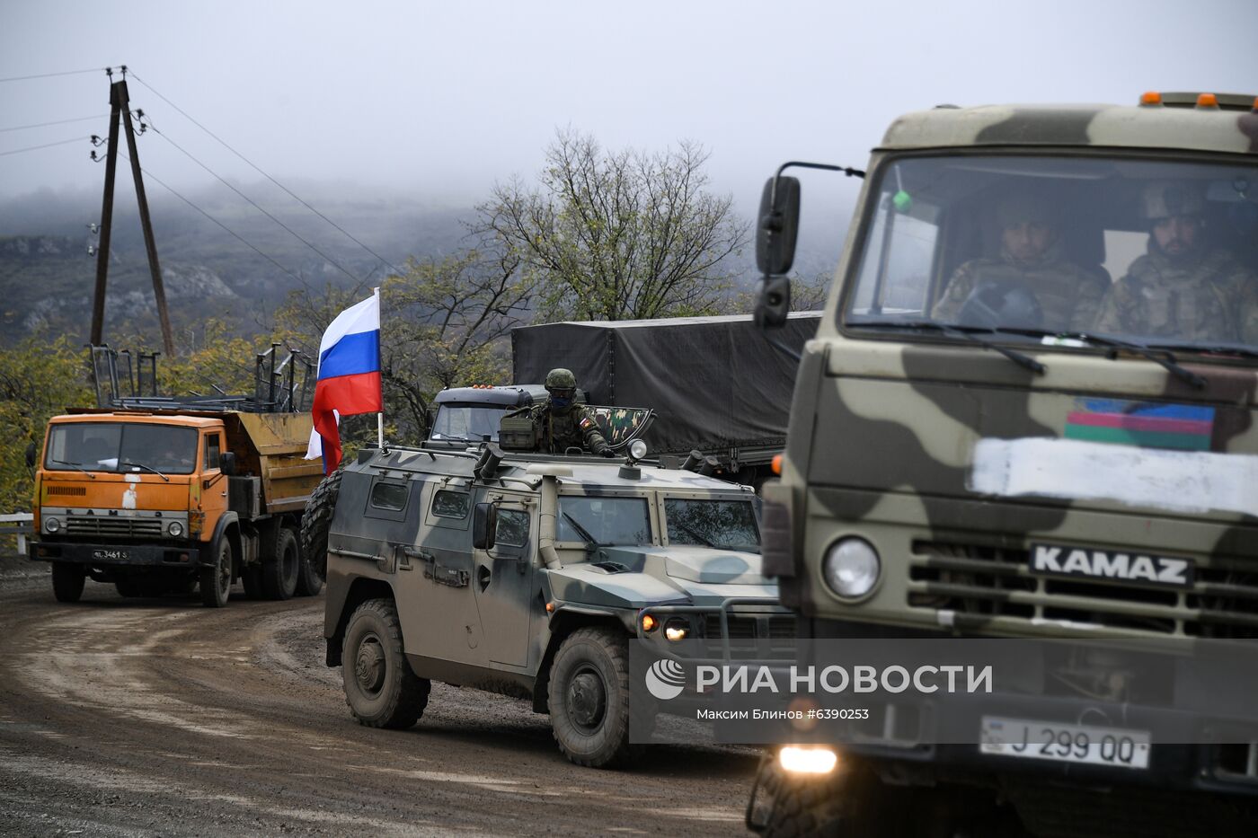 Сопровождение российскими миротворцами азербайджанской военной колонны