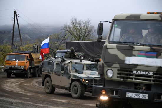 Сопровождение российскими миротворцами азербайджанской военной колонны