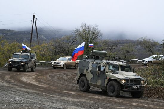 Сопровождение российскими миротворцами азербайджанской военной колонны