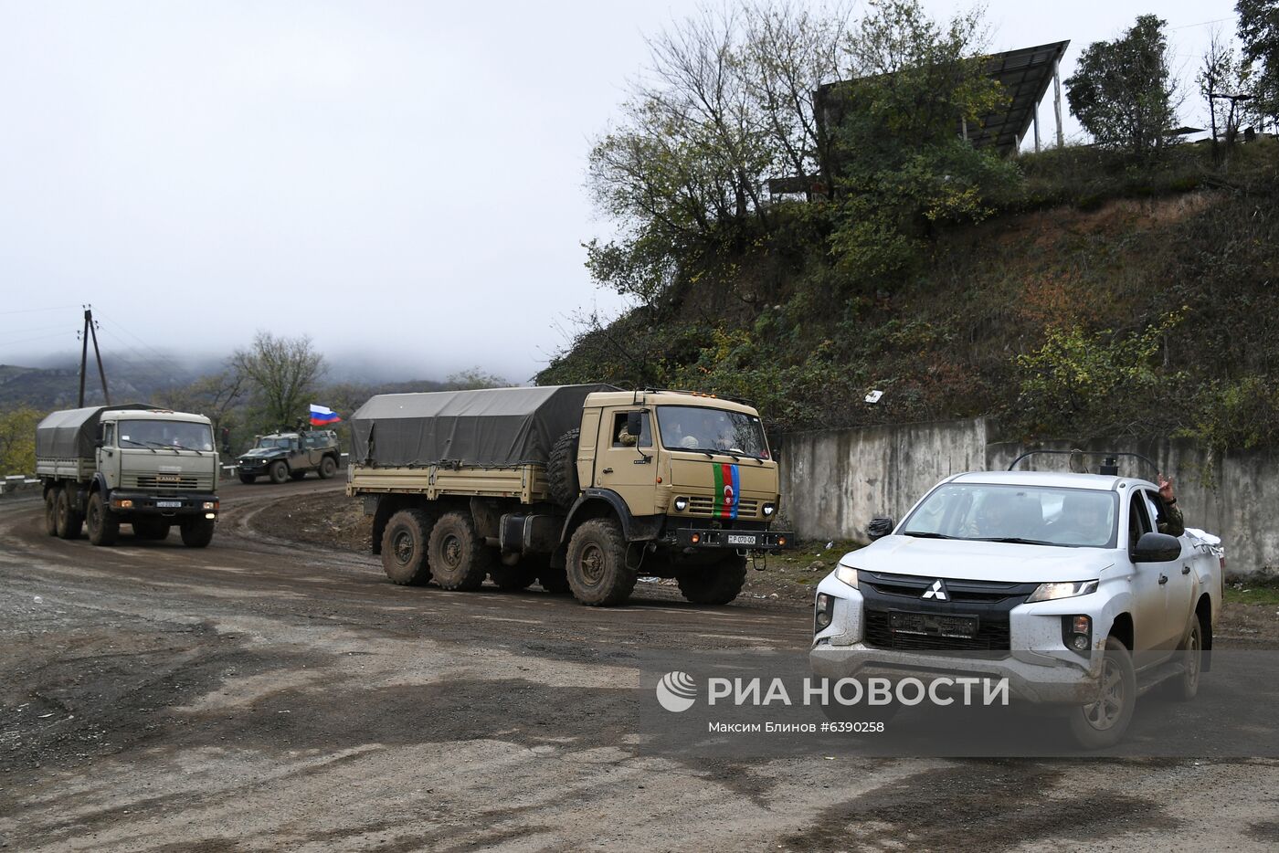 Сопровождение российскими миротворцами азербайджанской военной колонны