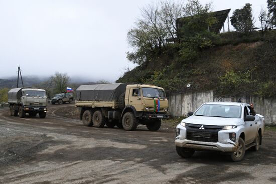 Сопровождение российскими миротворцами азербайджанской военной колонны