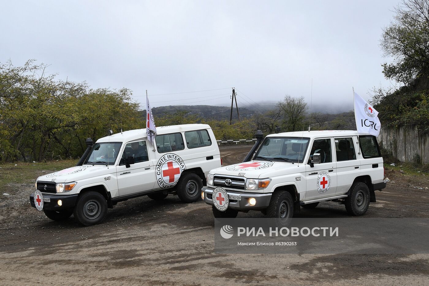 Сопровождение российскими миротворцами азербайджанской военной колонны