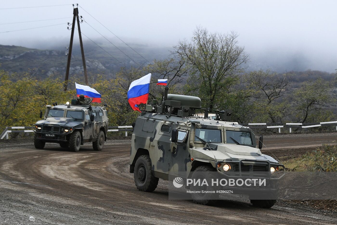 Сопровождение российскими миротворцами азербайджанской военной колонны