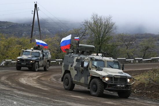 Сопровождение российскими миротворцами азербайджанской военной колонны