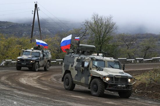 Сопровождение российскими миротворцами азербайджанской военной колонны