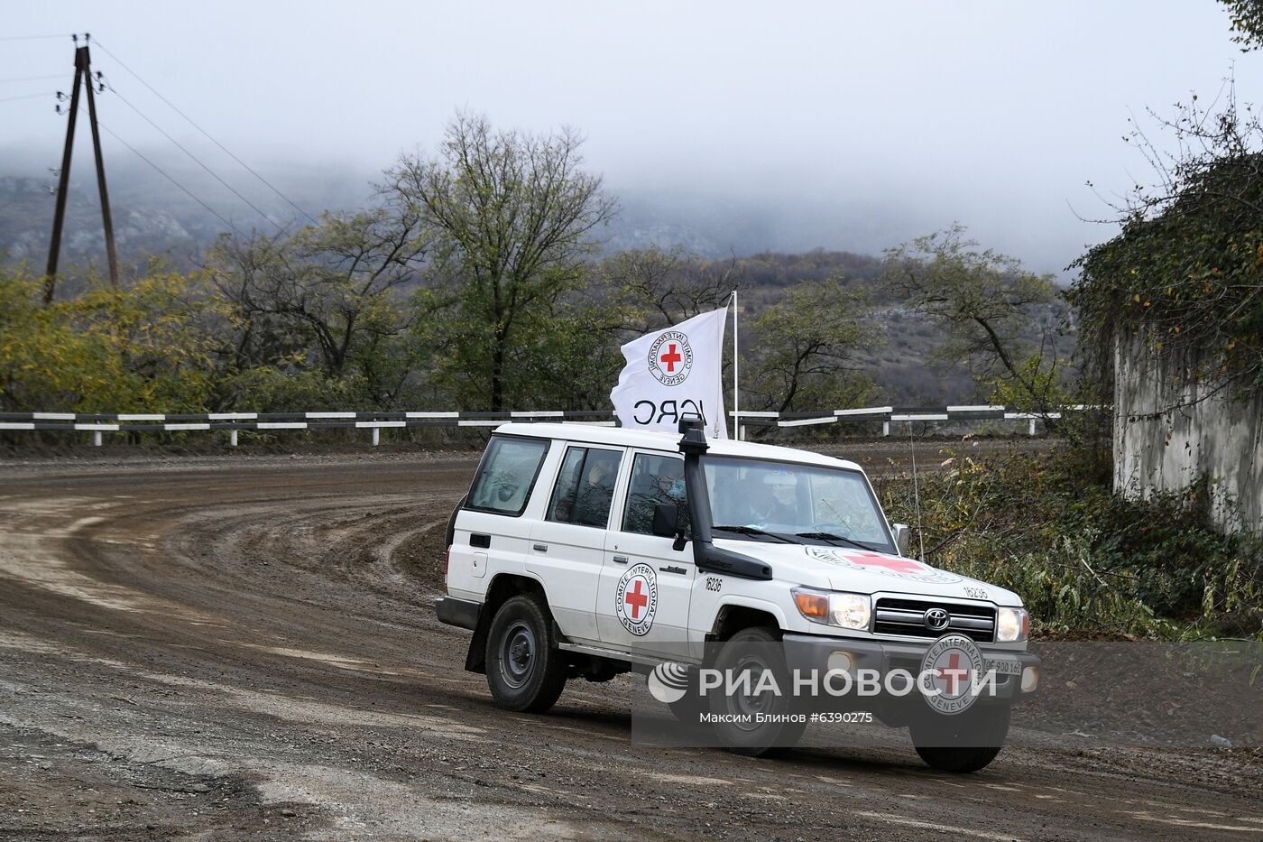 Сопровождение российскими миротворцами азербайджанской военной колонны