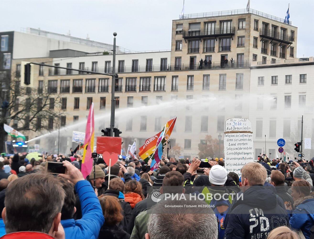 Акция протеста против мер по борьбе с коронавирусом в Берлине