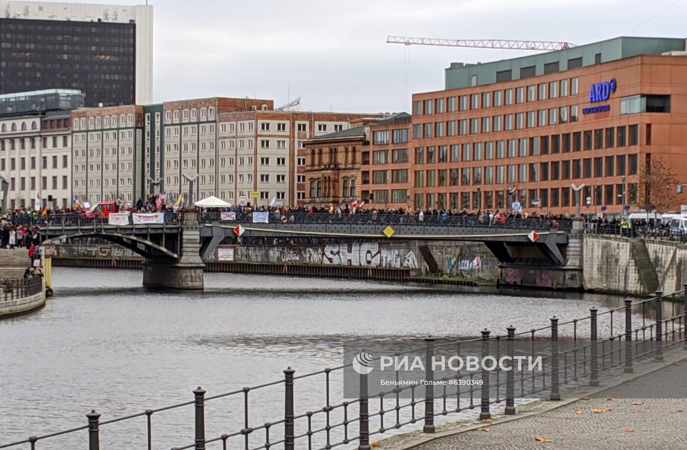 Акция протеста против мер по борьбе с коронавирусом в Берлине