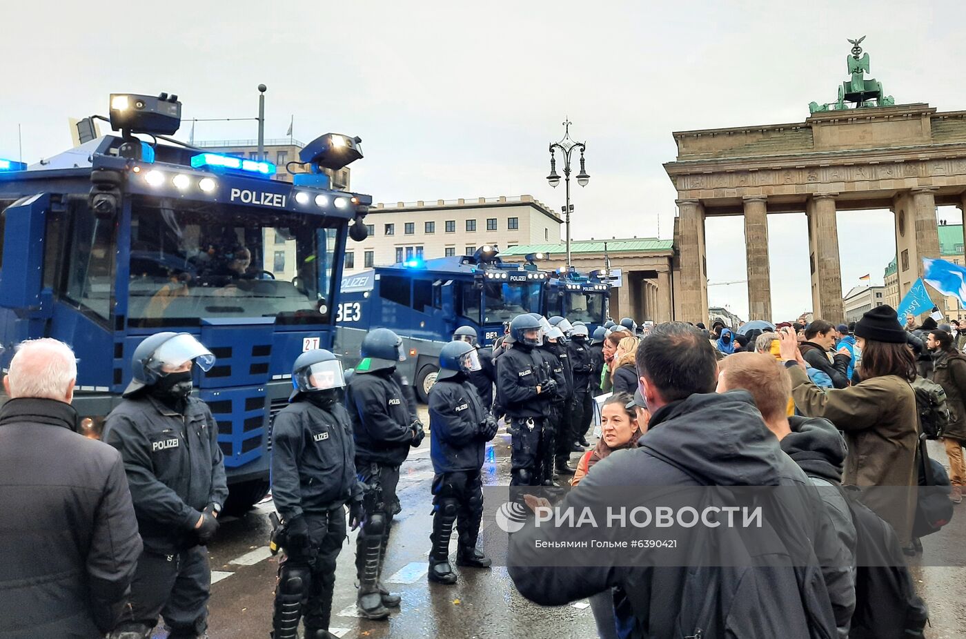 Акция протеста против мер по борьбе с коронавирусом в Берлине