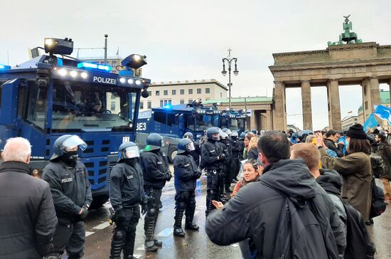 Акция протеста против мер по борьбе с коронавирусом в Берлине