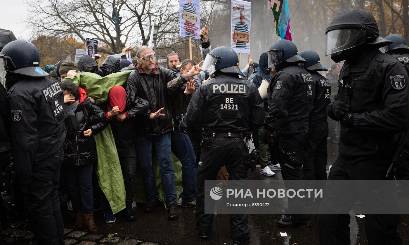 Акция протеста против мер по борьбе с коронавирусом в Берлине