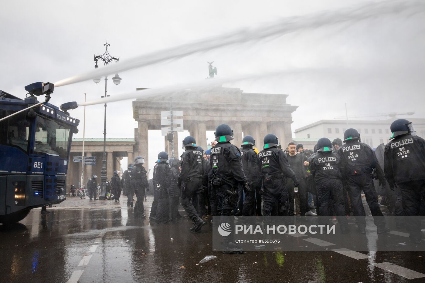 Акция протеста против мер по борьбе с коронавирусом в Берлине