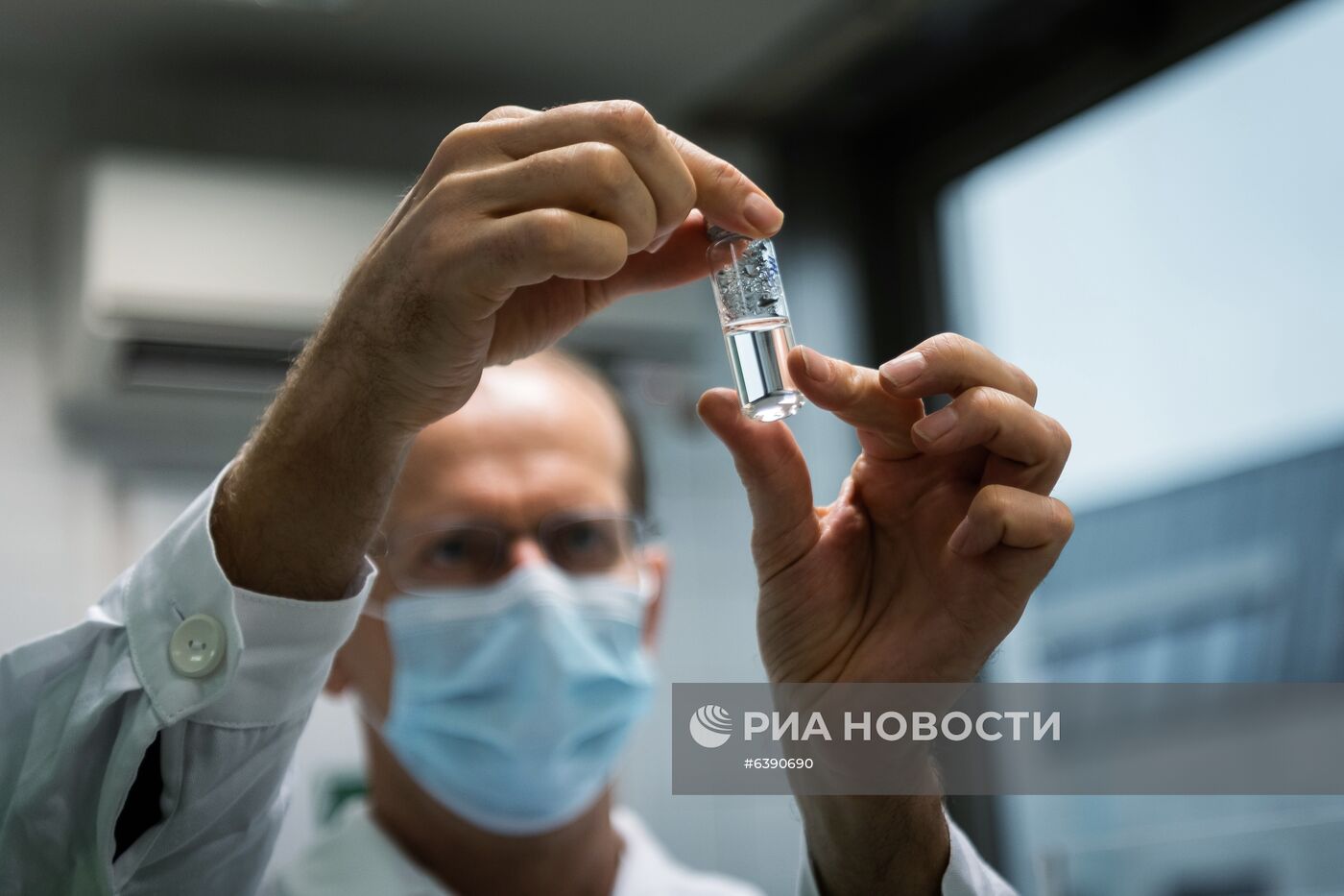 Российская вакцина от коронавируса доставлена в Венгрию