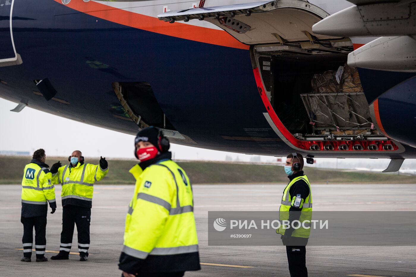 Российская вакцина от коронавируса доставлена в Венгрию