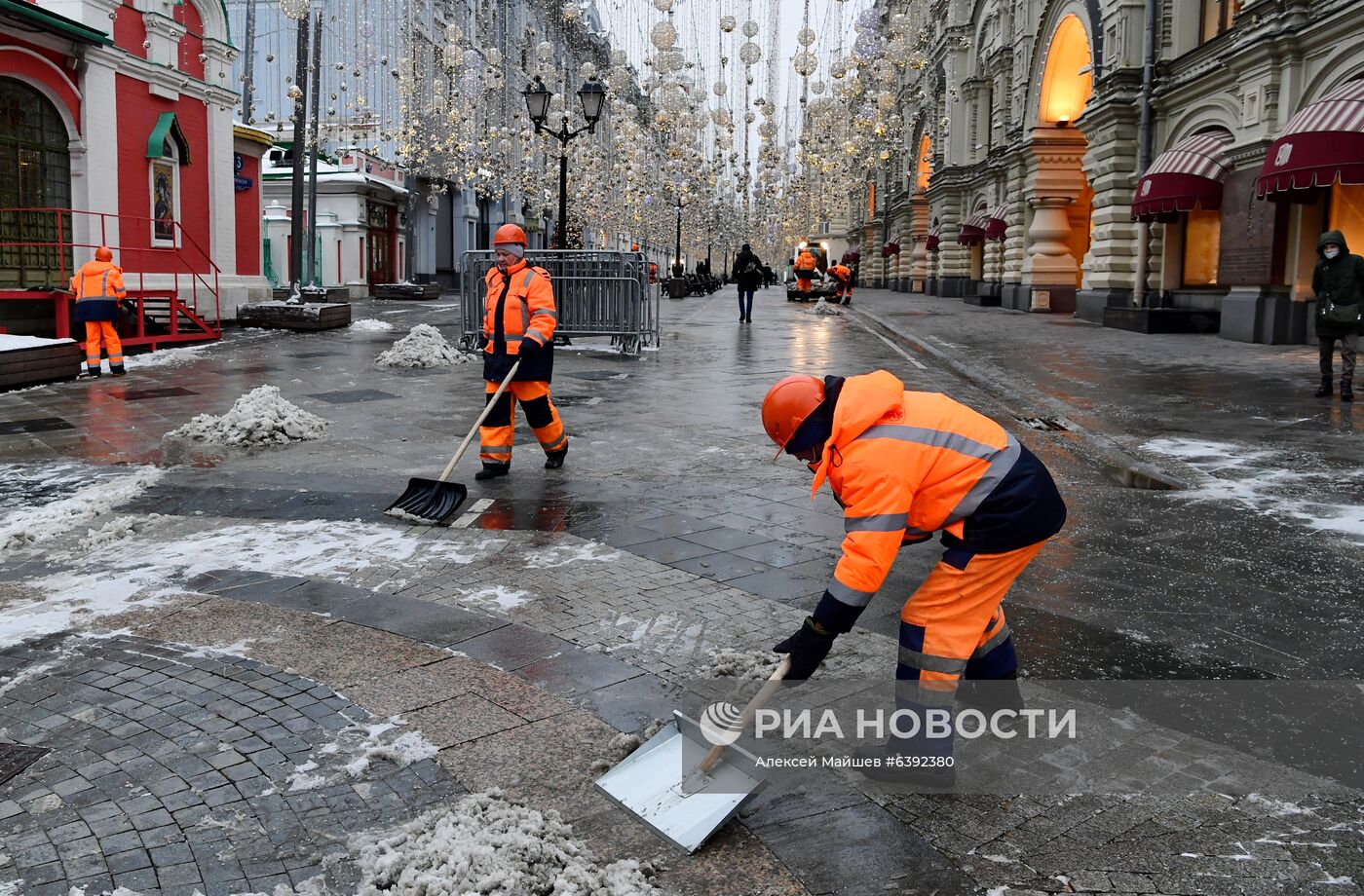 Снег в Москве 