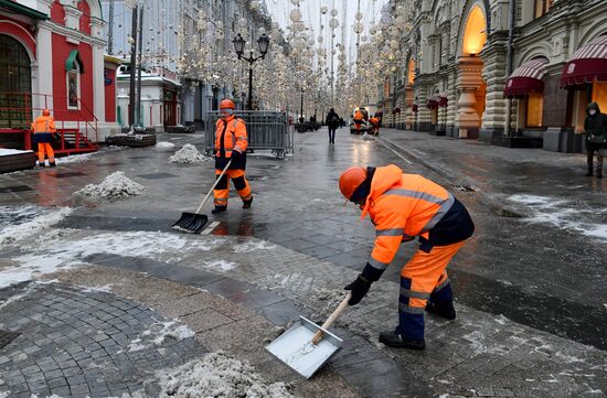 Снег в Москве 